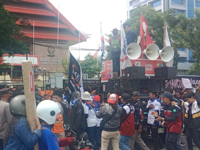 Ratusan buruh di Kota Makassar, Sulawesi Selatan menggelar aksi memperingati Hari Buruh Internasional di depan Kantor DPRD Sulsel, Rabu (1/5/2024) siang. @Jejakfakta/Samsir