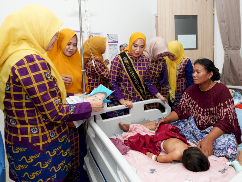 Bunda PAUD Sulsel, Sofha Marwah Bahtiar, mengunjungi anak-anak yang baru saja menjalani operasi di Rumah Sakit Gigi dan Mulut Provinsi Sulsel, di Jalan Lanto Daeng Pasewang, Kota Makassar, Selasa malam (30/4/2024). @Jejakfakta/dok. Humas Pemprov Sulsel