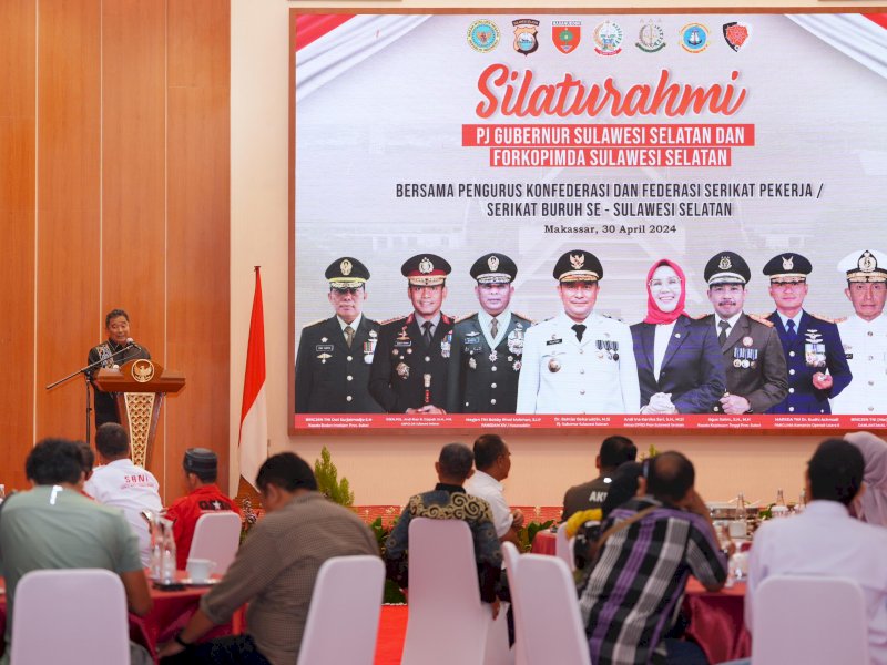 Pj Gubernur Sulawesi Selatan (Sulsel), Bahtiar Baharuddin, mengadakan pertemuan dengan Pengurus Konfederasi dan Federasi Serikat Pekerja/Serikat Buruh se-Sulsel, di Aula Tudang Sipulung, Rumah Jabatan Gubernur pada Senin malam (30/4/2024). @Jejakfakta/dok. Humas Pemprov Sulsel