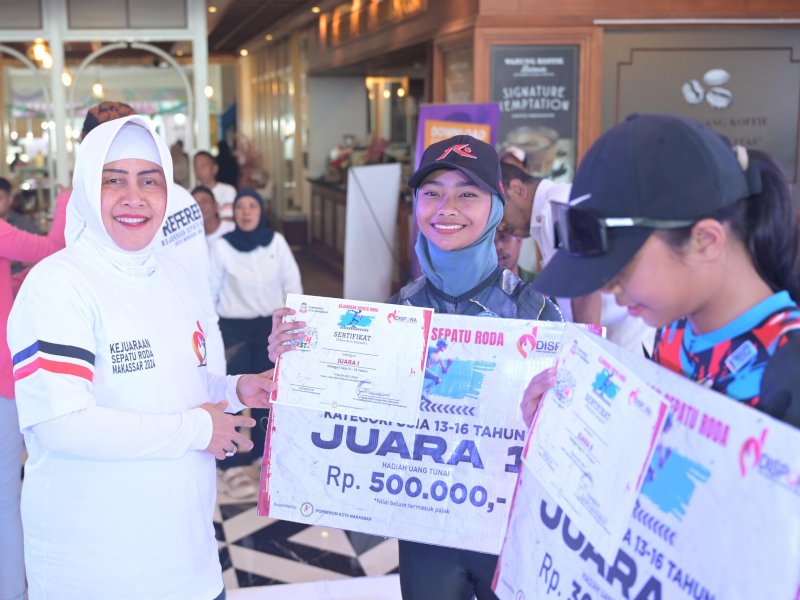 Ketua TP PKK Kota Makassar Indira Yusuf Ismail, turut hadir dalam acara penyerahan hadiah kepada para juara ejuaraan Sepatu Roda Youth Fest Community, di Mall Pinisi Point, Rabu (1/5/2024). @Jejakfakta/dok. Humas Pemkot Makassar