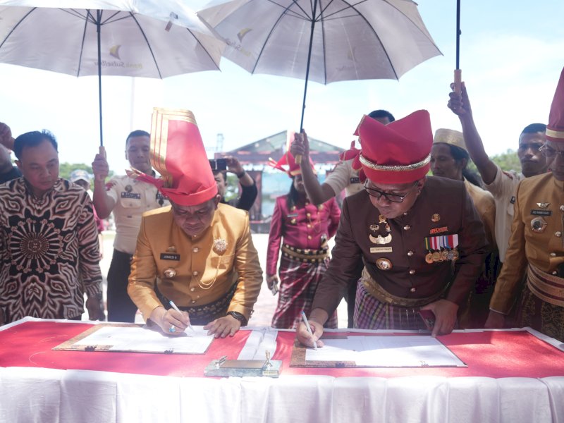 Danny Pomanto bersama Pj Bupati Jeneponto Junaedi Bakri juga menandatangani Momerandum Of Understanding (MoU) tentang Pengendalian Inflasi Daerah pada puncak peringatan Hari Jadi Kabupaten Jeneponto ke-161 yang dipusatkan di Lapangan Passamaturukang Bontosunggu, Rabu (1/5/2024). @Jejakfakta/dok. Humas Pemkot Makassar