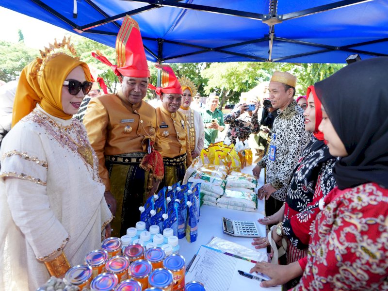 Penjabat Ketua Tim Penggerak PKK Sulsel, Sofha Marwah Bahtiar, mendampingi Penjabat Gubernur Bahtiar Baharuddin, menghadiri peringatan Hari Ulang Tahun (HUT) Jeneponto ke 161, yang dipusatkan di Lapangan Passamaturukang, Rabu (1/5/2024). @Jejakfakta/dok. Humas Pemprov Sulsel