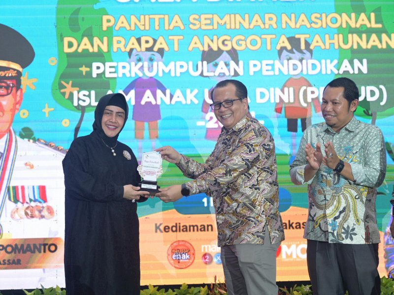  Bunda PAUD Kota Makassar Indira Yusuf Ismail menyambut para peserta seminar nasional dan rapat anggota tahunan (RAT) Perkumpulan Pendidikan Islam Anak Usia Dini (PPIAUD) tahun 2024 di Makassar,  Rabu (1/5/2024). @Jejakfakta/dok. Humas Pemkot Makassar