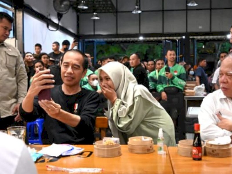 Presiden Joko Widodo menyempatkan diri untuk menikmati santap malam di salah satu warung mi di Kota Mataram, Selasa, 30 April 2024. (Foto: BPMI Setpres/Kris)