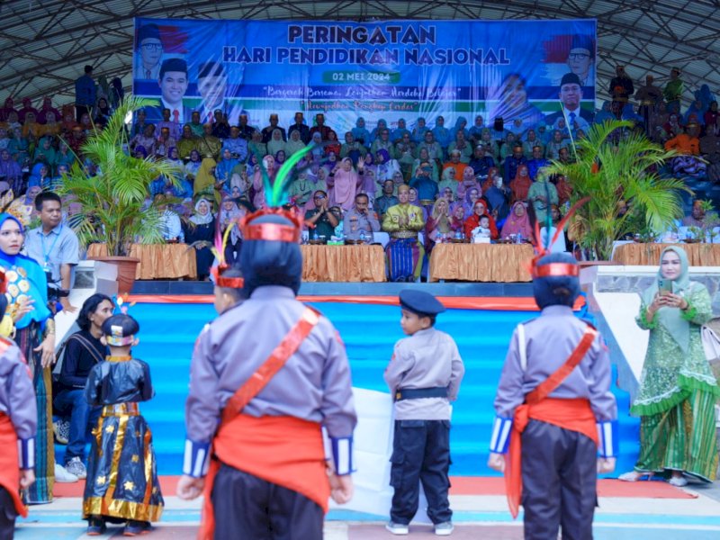 Bupati Pangkep, Muhammad Yusran Lalogau (MYL) pimpin upacara peringatan hari pendidikan nasional (Hardiknas) di lapangan upacara Alun-alun Citra Mas, Kabupaten Pangkep, Kamis (2/5/2024). @Jejakfakta/dok. Humas Pemkab Pangkep