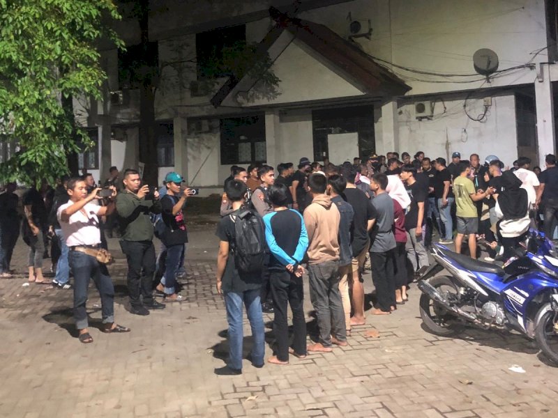  Komite Rakyat Berdaulat (KERABAT) dengan melakukan aksi unjuk rasa yang bertepatan pada Hari Buruh Internasional. Aksi ini berujung pada tindakan represif terhadap Mahasiswa UNM Gunung Sari. @Jejakfakta/dok. LBH Makassar