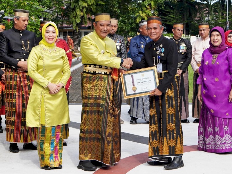 Penjabat Gubernur Sulsel, Bahtiar Baharuddin, memberikan penghargaan kepada sejumlah pihak pada peringatan Hari Pendidikan Nasional (Hardiknas) Tingkat Provinsi Sulsel, Kamis (2/5/2024). @Jejakfakta/dok. Humas Pemprov Sulsel