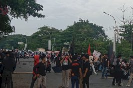 Mahasiswa Makassar Peringati Hardiknas 2024, Jalan Sultan Alauddin Macet Total