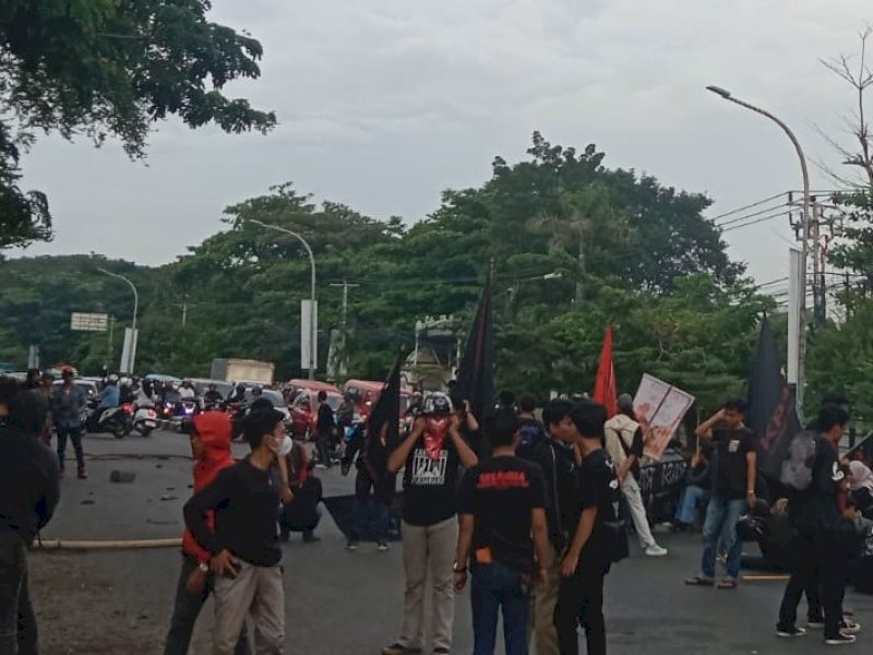 Puluhan mahasiswa menutup akses jalan di depan kampus Universitas Islam Negeri (UIN) Alauddin Makassar, Jalan Sultan Alauddin, Kota Makassar, saat menggelar aksi memperingati Hardiknas 2 Mei, Kamis (2/5/2024). @Jejakfakta/Samsir