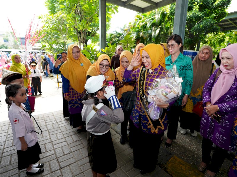 Penjabat Ketua Tim Penggerak PKK Provinsi Sulsel, Sofha Marwah Bahtiar, membuka pelaksanaan Gebyar PAUD 2024 Tingkat Provinsi Sulsel, yang dipusatkan di Maxone Hotel Makassar, Kamis (2/5/2024). @Jejakfakta/dok. Humas Pemprov Sulsel