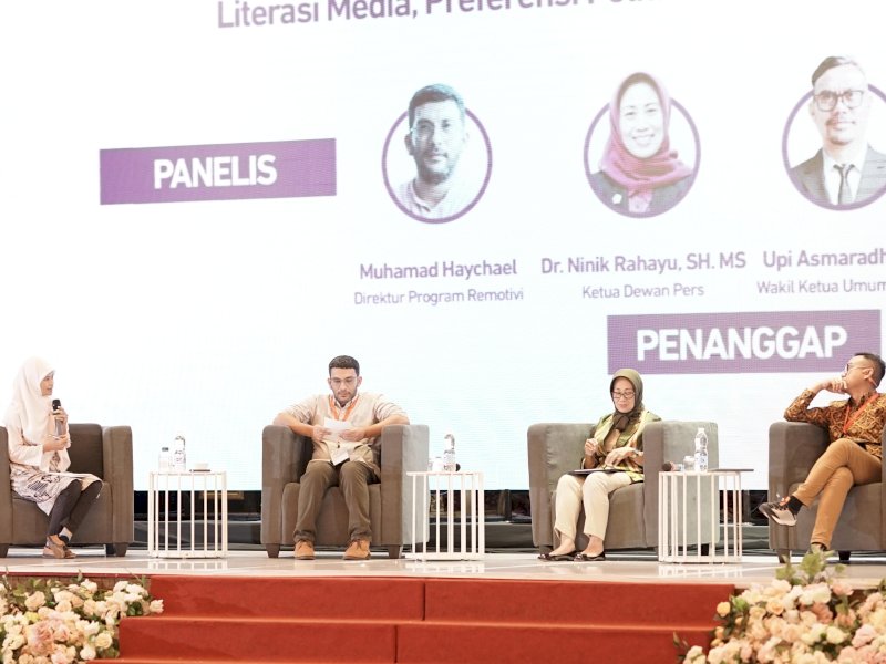 Talkshow mengenai kepercayaan publik pada media dan bagaimana ruang redaksi bekerja membuat berita cek fakta, yang digelar AJI Indonesia pada Kamis 2 Mei 2024 di kota Palembang. @Jejakfakta/dok. AJI Indonesia