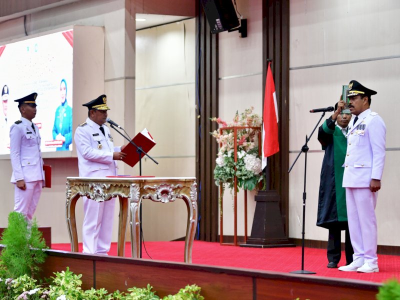 Pj Gubernur Sulsel, Bahtiar Baharuddin, melantik Ahmadi Akil sebagai Pj Bupati Pinrang, di Ruang Pola Kantor Gubernur, Kamis (2/5/2024). @Jejakfakta/dok. Humas Pemprov Sulsel 