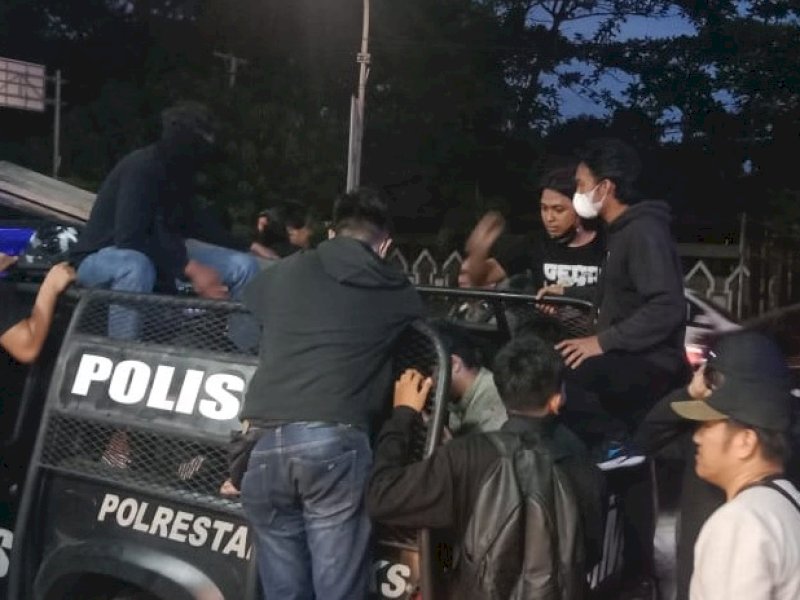 Sejumlah mahasiswa diamankan Polisi di Makassar saat memperingati Hardiknas. @Jejakfakta/Samsir
