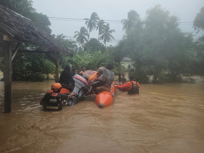 Tim dari BPBD Luwu pun diterjunkan untuk melakukan evakuasi warga yang terdampak banjir di Kabupaten Luwu, (3/5/2024). @Jejakfakta/BPBD Luwu