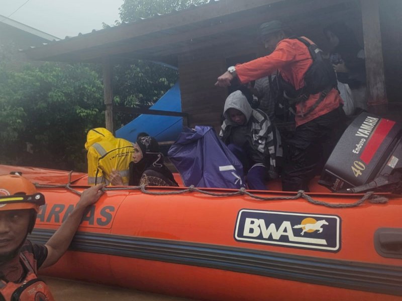 Tim dari BPBD Luwu pun diterjunkan untuk melakukan evakuasi warga yang terdampak banjir di Kabupaten Luwu, (3/5/2024). @Jejakfakta/BPBD Luwu