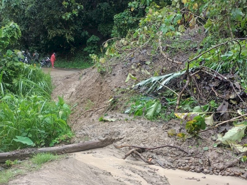 Jalan poros Enrekang-Tana Toraja yang tertutup tanah lorong tepatnya di Desa Pinang, Kecamatan Enrekang, Kabupaten Enrekang, Jumat (3/5/2024). @Jejakfakta/dok. Warga 