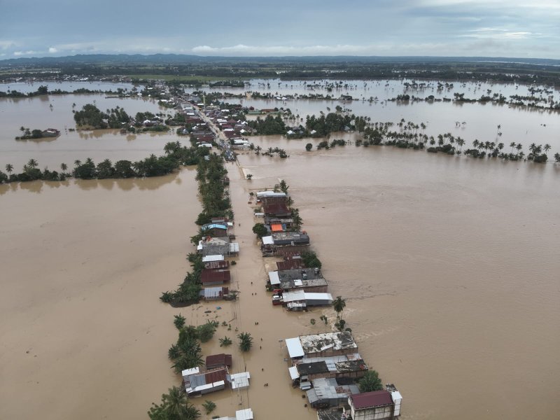 Sejumlah warga terdampak banjir di kecamatan Dua Pitue, Kabupaten Sidrap, Jumat (3/5/2024). @Jejakfakta/dok. Basarnas