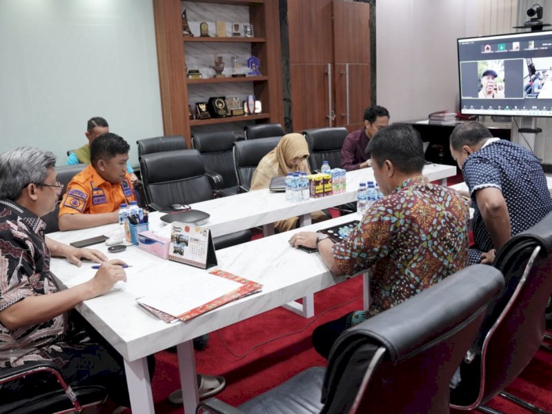 Pemerintah Provinsi Sulsel. Pj Sekretaris Daerah Provinsi Sulsel, Andi Muhammad Arsjad, memimpin Rapat Koordinasi bersama 6 Kabupaten Kota tersebut secara virtual di Ruang Rapat Sekda, Jum&rsquo;at (3/5/2024). @Jejakfakta/dok. Humas Pemprov Sulsel