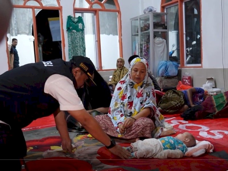 Penjabat Gubernur Sulawesi Selatan, Bahtiar Baharuddin, melalukan pemantauan ke lokasi terdapak bencana banjir dan tanah longsor di Sulawesi Selatan , Jumat (3/5/2024). @Jejakfakta/dok. Humas Pemprop Sulsel
