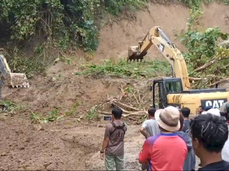 Petugas melakukan pembersihan material longsor di Desa Pinang, Kecamata Enrekang, Kabupaten Enrekang yang menutup akses jalan Enrekang-Toraja, Jumat (3/5/2024). @Jejakfakta/dok. Tangkapan Layar warga