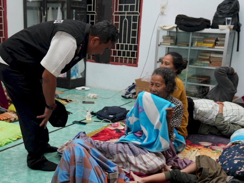 Penjabat Gubernur Sulsel, Bahtiar Baharuddin, mengunjungi langsung Kabupaten Luwu, yang terkena bencana banjir dan tanah longsor, Sabtu (4/5/2024). @Jejakfakta/dok. Humas Pemprov Sulsel