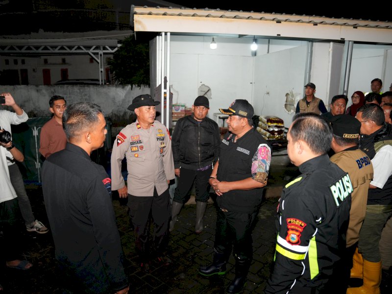 Penjabat Gubernur Sulsel, Bahtiar Baharuddin, bersama Bupati dan Kapolres Kabupaten Luwu serta unsur Pemda, meninjau kondisi terkini di Desa Cimpu dan Cimpu Utara, Kecamatan Suli, Sabtu dini hari (4/5/2024). @Jejakfakta/dok. Humas Pemprov Sulsel