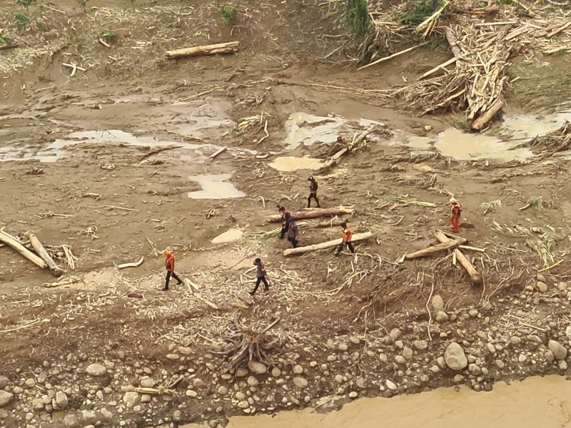 Tim sar gabungan melakukan pencarian korban yang hanyut di Kabupaten Luwu. Korban akibat banjir ada 12 orang, 10 dinyatakan meninggal dunia dan 2 orang dalam pencarian. @Jejakfakta/dok. Basarnas