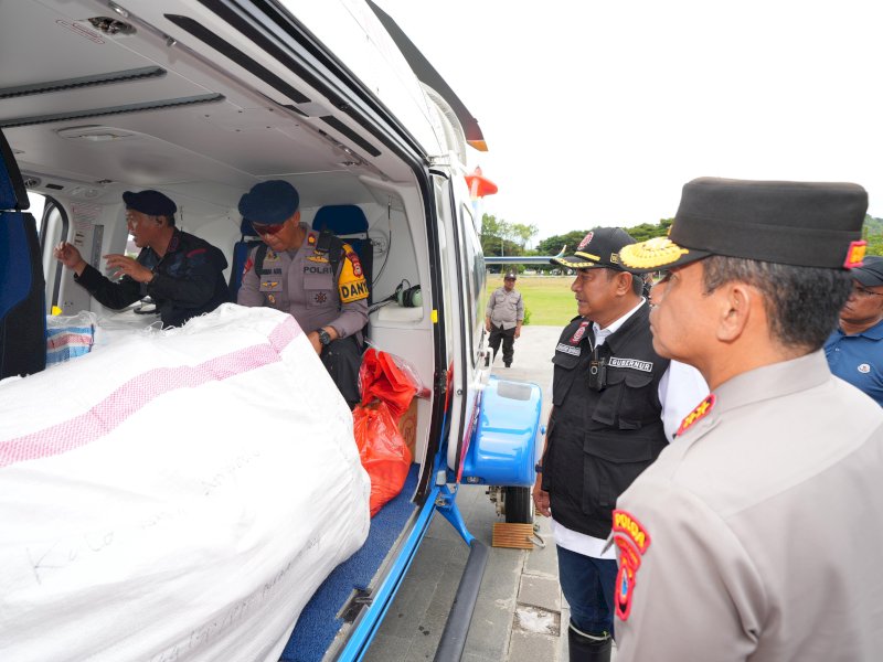 Pemerintah mengirimkan bantuan ke Kecamatan Latimojong, daerah yang terisolir akibat banjir dan tanah longsor di Kabupaten Luwu. Bantuan akan dikirim ke lokasi tersebut menggunakan helikopter, Sabtu (4/5/2024). @Jejakfakta/dok. Humas Pemprop Sulsel