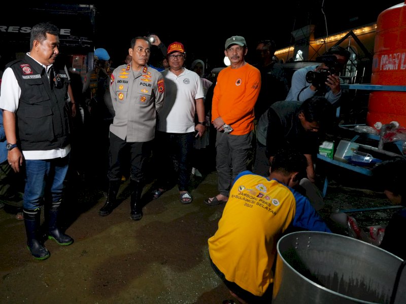 Penjabat Gubernur Sulsel, Bahtiar Baharuddin, bersama Kapolda Sulsel dan Pj Bupati Wajo meninjau posko terpadu yang berada di Pasar Siwa, Kabupaten Wajo, Sabtu (4/5/2024). @Jejakfakta/dok. Humas Pemprov Sulsel