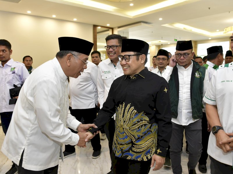 ndidat bakal calon gubernur Sulsel, Dr Ilham Arief Sirajuddin (IAS) menyambut Ketua Umum DPP Partai Kebangkitan Bangsa (PKB), H Abdul Muhaimin Iskandar (Cak Imin), di Hotel Four Point Sheraton, Makassar, Ahad (5/5/2024). @Jejakfakta/Reza Arifuddin