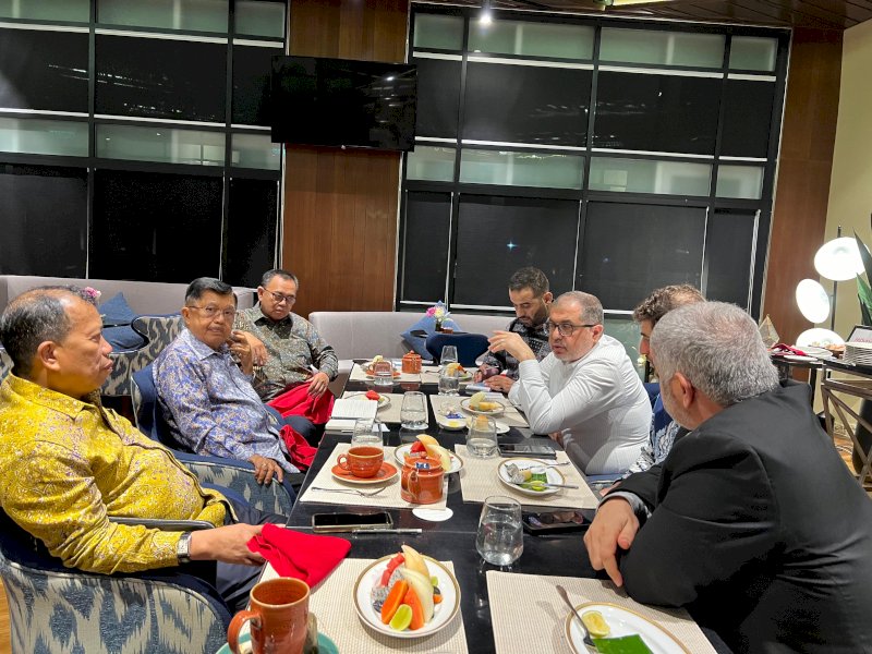 Jusuf Kalla melakukan Pertemuan dengan delegasi Hamas yang dipimpin Dr. Bassem Naim - Pejabat Biro Politik dan Wakil Kepala Urusan Internasional Hamas, Minggu 05/05/2024 malam di Kuala Lumpur. Dalam pertemuan tersebut, Jusuf Kalla  bersama tim dan Delegasi Hamas membahas upaya solusi konflik permanen dan kontemporer Israel dan Palestina. (Foto: Team Media JK)