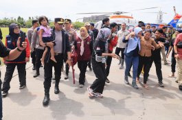Rasa Haru Ketika Ibu Hamil Dievakuasi Menggunakan Helikopter di Luwu
