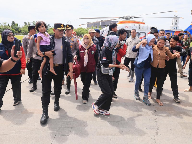 Ibu hamil bernama Indri (30) saat dievakuasi langsung menggunakan helikopter bersama Kapolda Sulawesi Selatan Andi Rian R Djajadi di lokasi terisolir akibat banjir dan longsor di Kabupaten Luwu, Minggu (5/5/2024). @Jejakfakta/dok. Humas Polda Sulsel