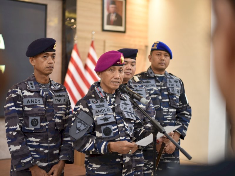 Komandan Lantamal VI (Danlantamal VI) Makassar Brigjen TNI (Marinir) Andi Rahmat M saat memberikan keterangan pers keterangan pers, Minggu (5/5/2024). @Jejakfakta/dok. Ist.