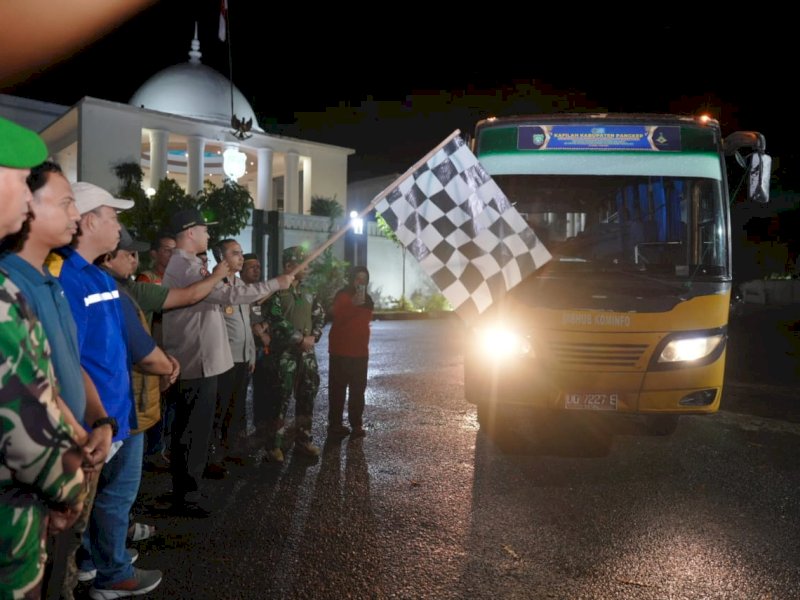 Bupati Pangkep, Muhammad Yusran Lalogau (MYL) melepas secara resmi bantuan kemanusiaan di pelataran rumah jabatan Bupati Pangkep, Ahad malam (5/5/2024). @Jejakfakta/dok. Humas Pemkab Pangkep