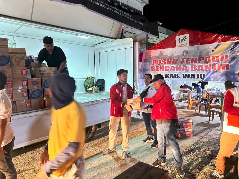 Pemkot Makassar dan IKA Unhas Wilayah Sulsel menyalurkan bantuan kemanusiaan bencana banjir di di Posko Terpadu Bencana Banjir Kabupaten Wajo, Minggu (5/5/2024) @Jejakfakta/dok. Humas Pemkot Makassar