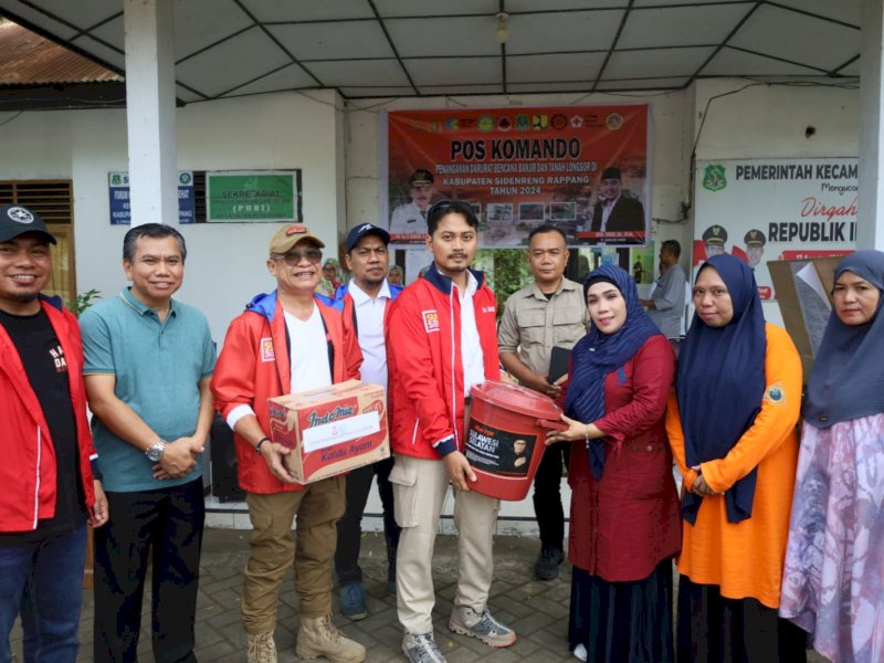 Pemkot Makassar bersama Ika Unhas memberikan bantuan kemanusiaan dan disalurkan di tiga Posko Banjir Sidrap, Minggu (5/5/2024). @Jejakfakta/dok. Ist.