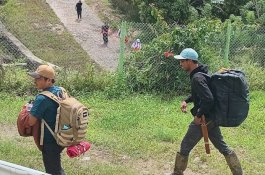 Nakes Sulsel Rela Jalan Kaki untuk Layani Korban Banjir dan Longsor di Titik Terisolir Latimojong
