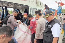 Pemprov Sulsel Beri Bantuan 10 Ton Beras untuk Korban Banjir dan Longsor di Luwu