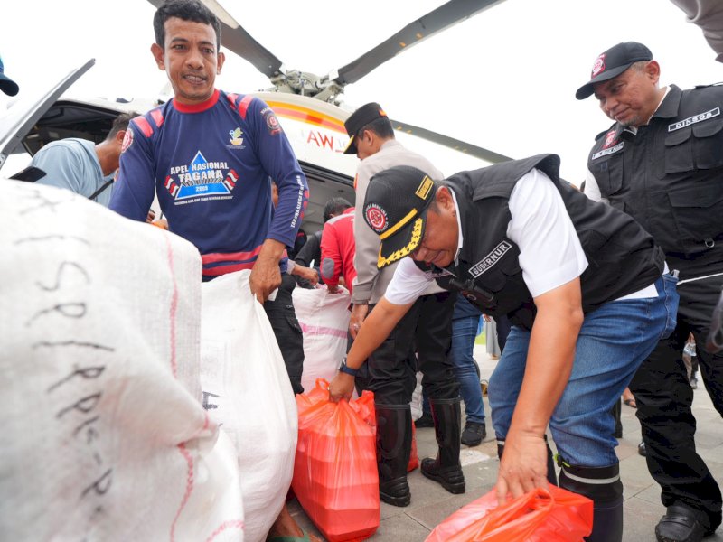 Penjabat Gubernur Sulsel, Bahtiar Baharuddin, ikut membantu dan memantau warga korban bencana di Kabupaten Luwu, untuk memastikan seluruh bantuan dan penanganan pasca bencana berjalan dengan baik. @Jejakfakta/dok. Humas Pemprov Sulsel