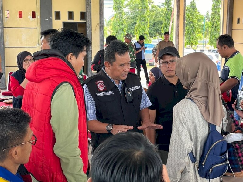 Penjabat Gubernur Sulsel, Bahtiar Baharuddin, berbicang dengan warga terdampak banjir dan tanah longsor di Kabupaten Luwu. @Jejakfakta/dok. Humas Pemprov Sulsel.