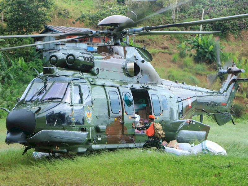 Helikopter Caracal H-225M TNI AU berhasil menembus lokasi yang terdampak bencana di Kecamatan Latimojong Kabupaten Luwu, Provinsi Sulawesi Selatan, Minggu (5/5/2024). Membawa bantuan berupa makanan dan obat-obatan seberat satu ton. @Jejakfakta/dok. Ist.