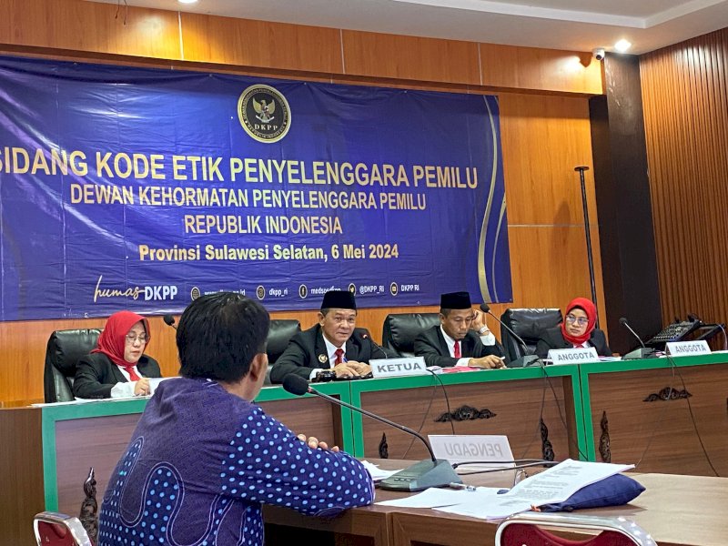 Komisioner KPU Kabupaten Maros menjalani sidang kode etik penyelenggara pemilu oleh Dewan Kehormatan Penyelenggara Pemilu (DKPP) imbas karena tidak melaksanakan pemungutan suara ulang (PSU), di Kantor Bawaslu Sulsel, Senin (6/5/2024). @Jejakfakta/Atri