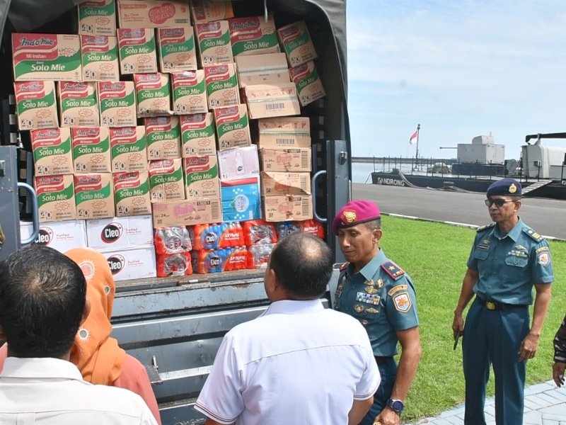 Komandan Lantamal VI (Danlantamal VI) Makassar Brigadir Jenderal TNI (Mar) Andi Rahmat M memantau pengiriman bantuan logistik kepada kepada warga terdampak banjir dan longsor di Kabupaten Luwu, Senin (6/5/2024). @Jejakfakta/dok. Ist.