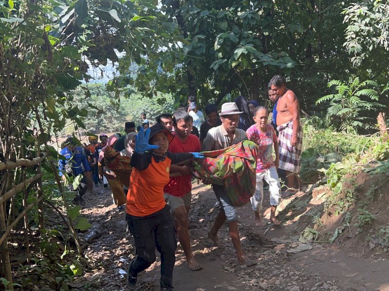 Tim Sar Gabungan evakuasi remaja yang tenggelam di Sungai Jennae Kabupaten Pangkep, Senin (6/5/2024). @Jejakfakta/Basarnas