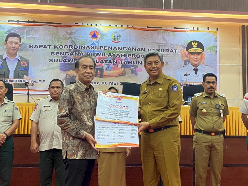 Ketua Komisi VIII DPR RI, Ashabul Kahfi dan menyerahkan langsung bantuan bencana kepada Penjabat Sekretaris Daerah Provinsi Sulawesi Selatan, Andi Muhammad Arsjad di Makassar,  Senin (6/5/2024). @Jejakfakta/Atri