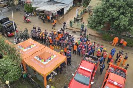 Tim Sar Gabungan Cari Warga Suli yang Hilang Saat Bersihkan Rumah Pasca Banjir