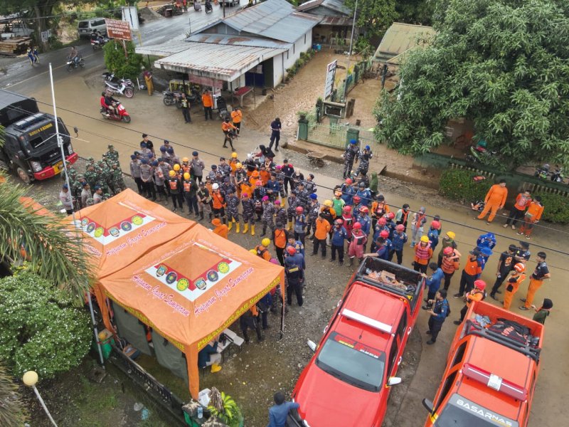 Tim Sar Gabungan melakukan pencarian warga Kecamatan Suli dilaporkan belum kembali sejak ia diketahui mengecek pompa air untuk melakukan pembersihan rumah pasca banjir selepas Isya pada Senin (6/5/2024) kemarin. @Jejakfakta/dok. Basarnas