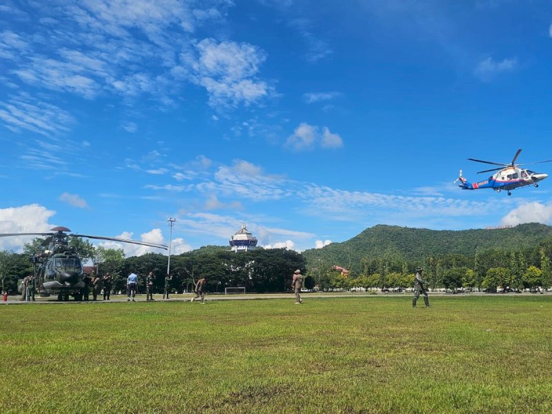 Pengiriman barang bahan makanan (indomie,beras dan obat2)ke Desa Buntu Sarek Kecm Latimojong. (Naik heli AU). Sementara heli Polda membawa tenaga Nakes yg akan ditempatkan di puskesmas Kec. Latimojong. (Foto : media centre Posko Induk Tanggap Darurat Bencana Sulsel)