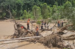 5 Hari Terisolir, Tim Sar Gabungan Evakuasi 52 Warga Desa Kandundung Luwu